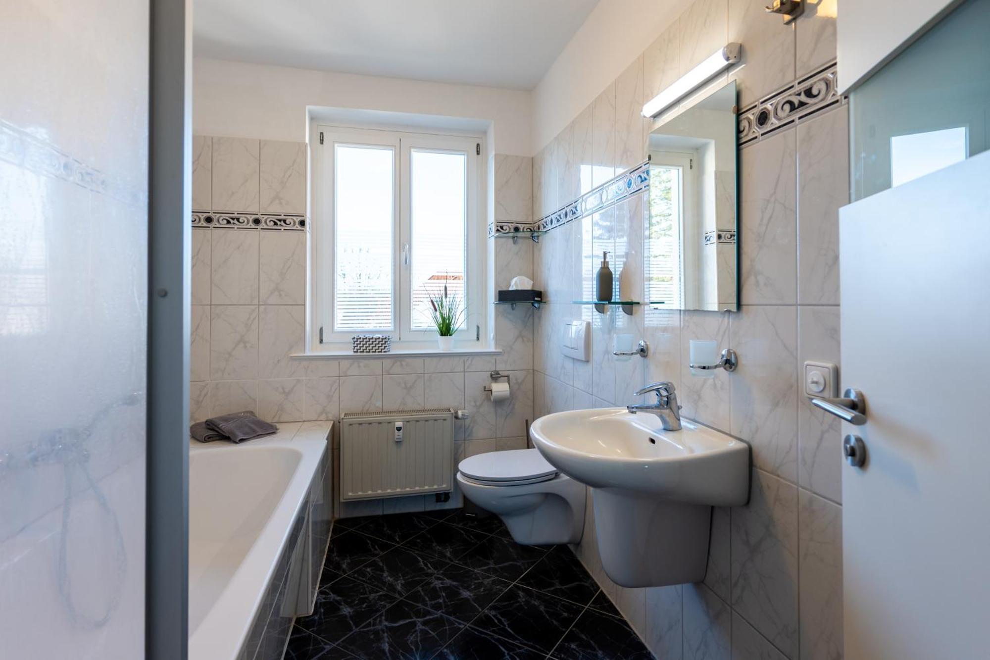 Doppelhaus- Villa Leipzig Schleussig , Moderner Altbau Apartment Dachetage Mit 2 Schlafzimmern Und Separatem Zusatzzimmer , Parkplatz - Balkon - Kamin - Eicheparkett - Arbeitsplatz Extérieur photo