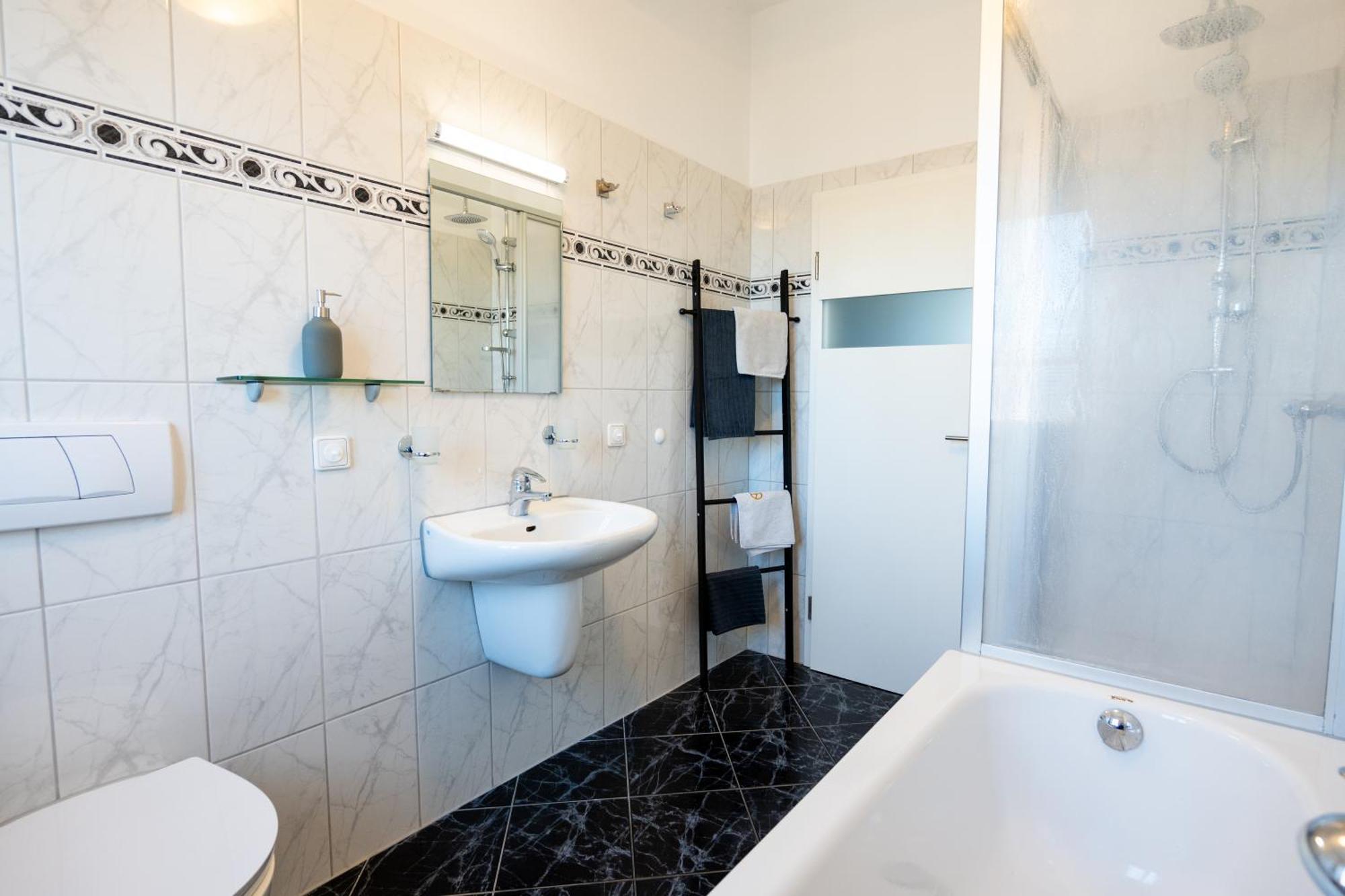 Doppelhaus- Villa Leipzig Schleussig , Moderner Altbau Apartment Dachetage Mit 2 Schlafzimmern Und Separatem Zusatzzimmer , Parkplatz - Balkon - Kamin - Eicheparkett - Arbeitsplatz Extérieur photo