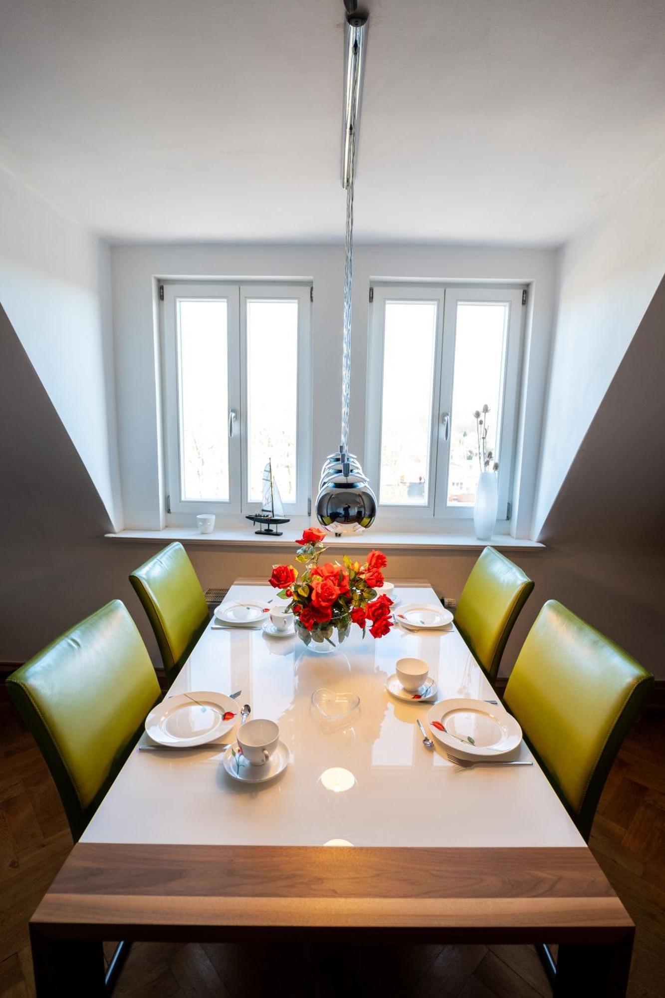 Doppelhaus- Villa Leipzig Schleussig , Moderner Altbau Apartment Dachetage Mit 2 Schlafzimmern Und Separatem Zusatzzimmer , Parkplatz - Balkon - Kamin - Eicheparkett - Arbeitsplatz Extérieur photo