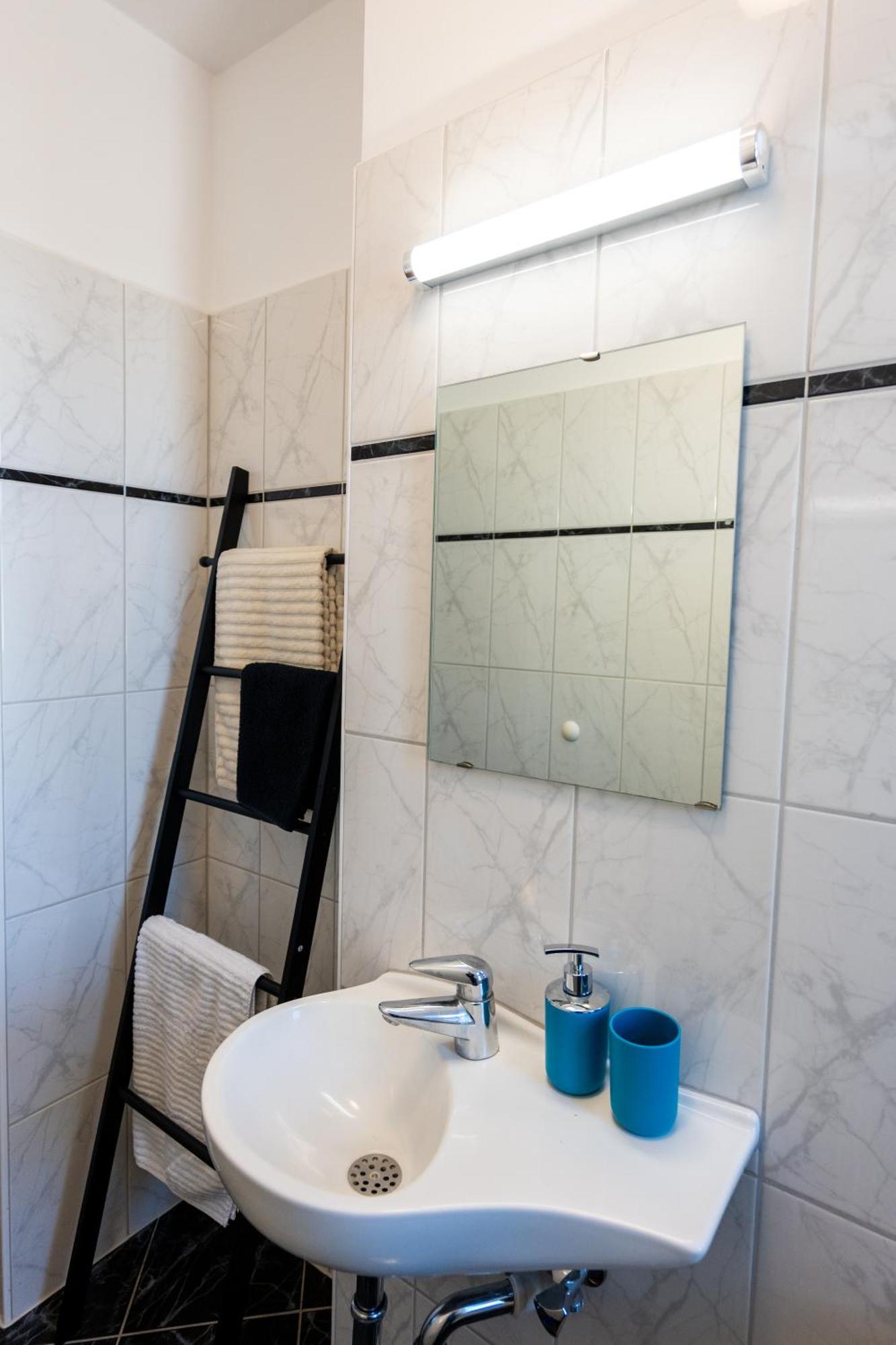 Doppelhaus- Villa Leipzig Schleussig , Moderner Altbau Apartment Dachetage Mit 2 Schlafzimmern Und Separatem Zusatzzimmer , Parkplatz - Balkon - Kamin - Eicheparkett - Arbeitsplatz Extérieur photo