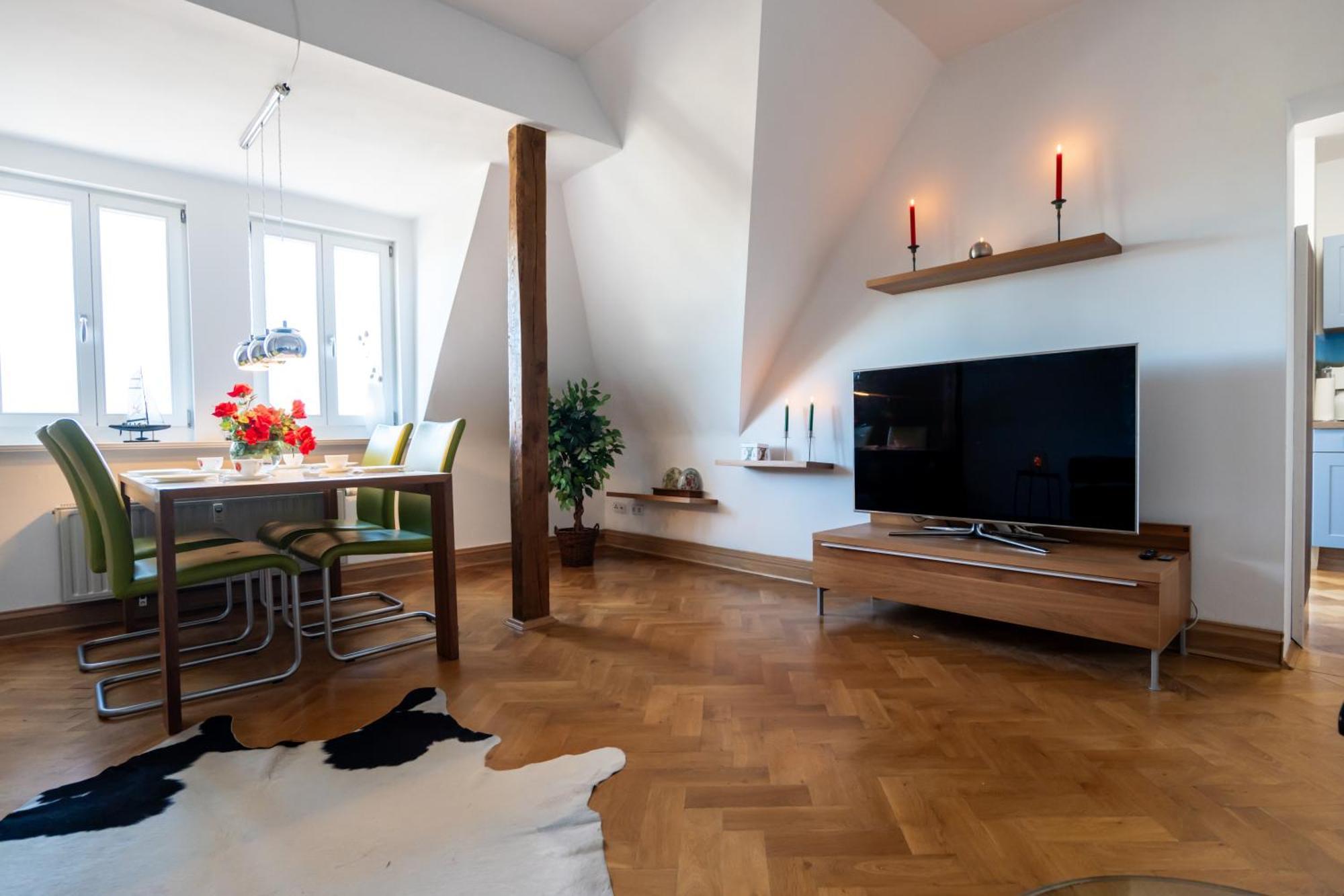 Doppelhaus- Villa Leipzig Schleussig , Moderner Altbau Apartment Dachetage Mit 2 Schlafzimmern Und Separatem Zusatzzimmer , Parkplatz - Balkon - Kamin - Eicheparkett - Arbeitsplatz Extérieur photo