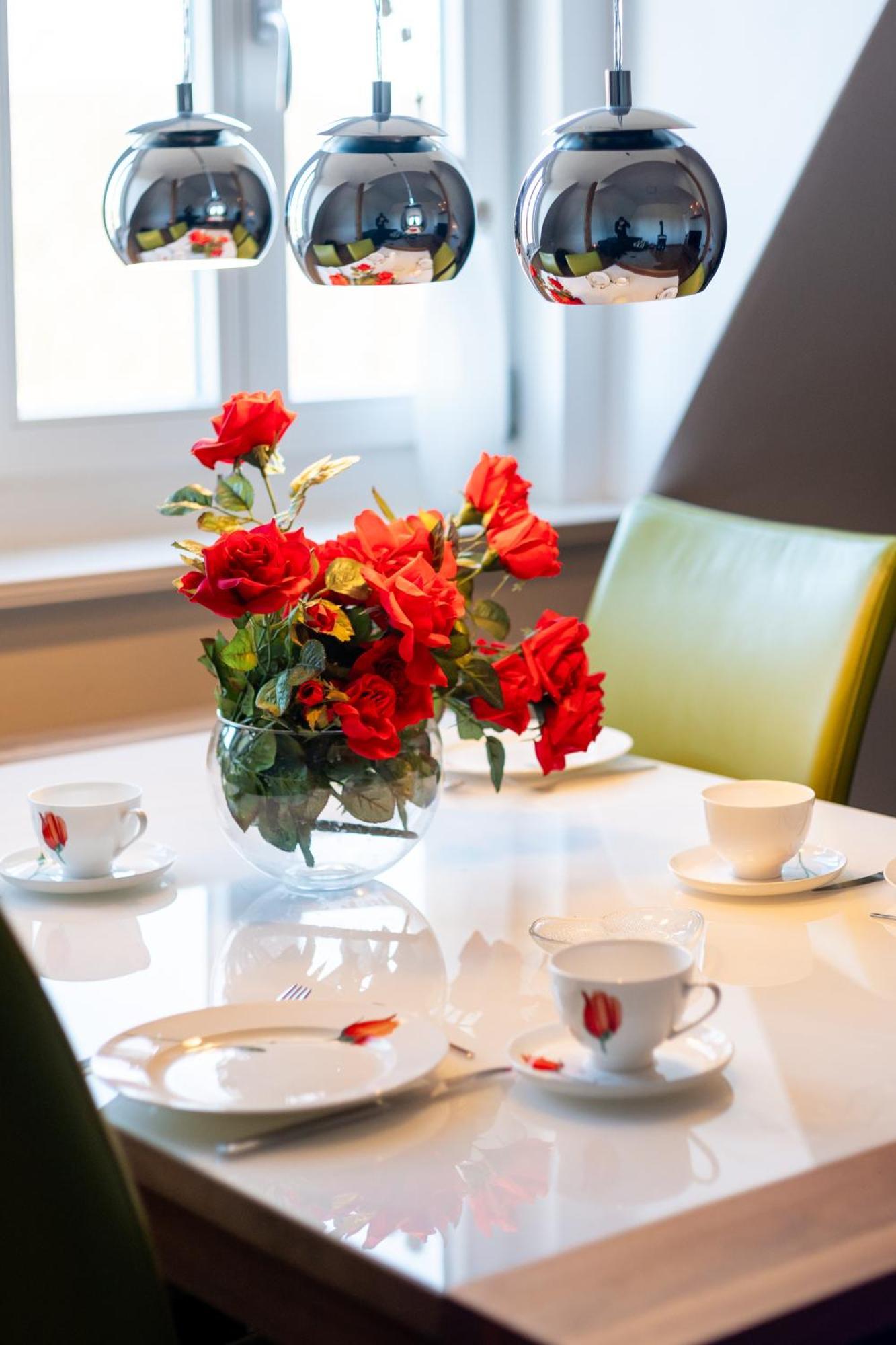 Doppelhaus- Villa Leipzig Schleussig , Moderner Altbau Apartment Dachetage Mit 2 Schlafzimmern Und Separatem Zusatzzimmer , Parkplatz - Balkon - Kamin - Eicheparkett - Arbeitsplatz Extérieur photo