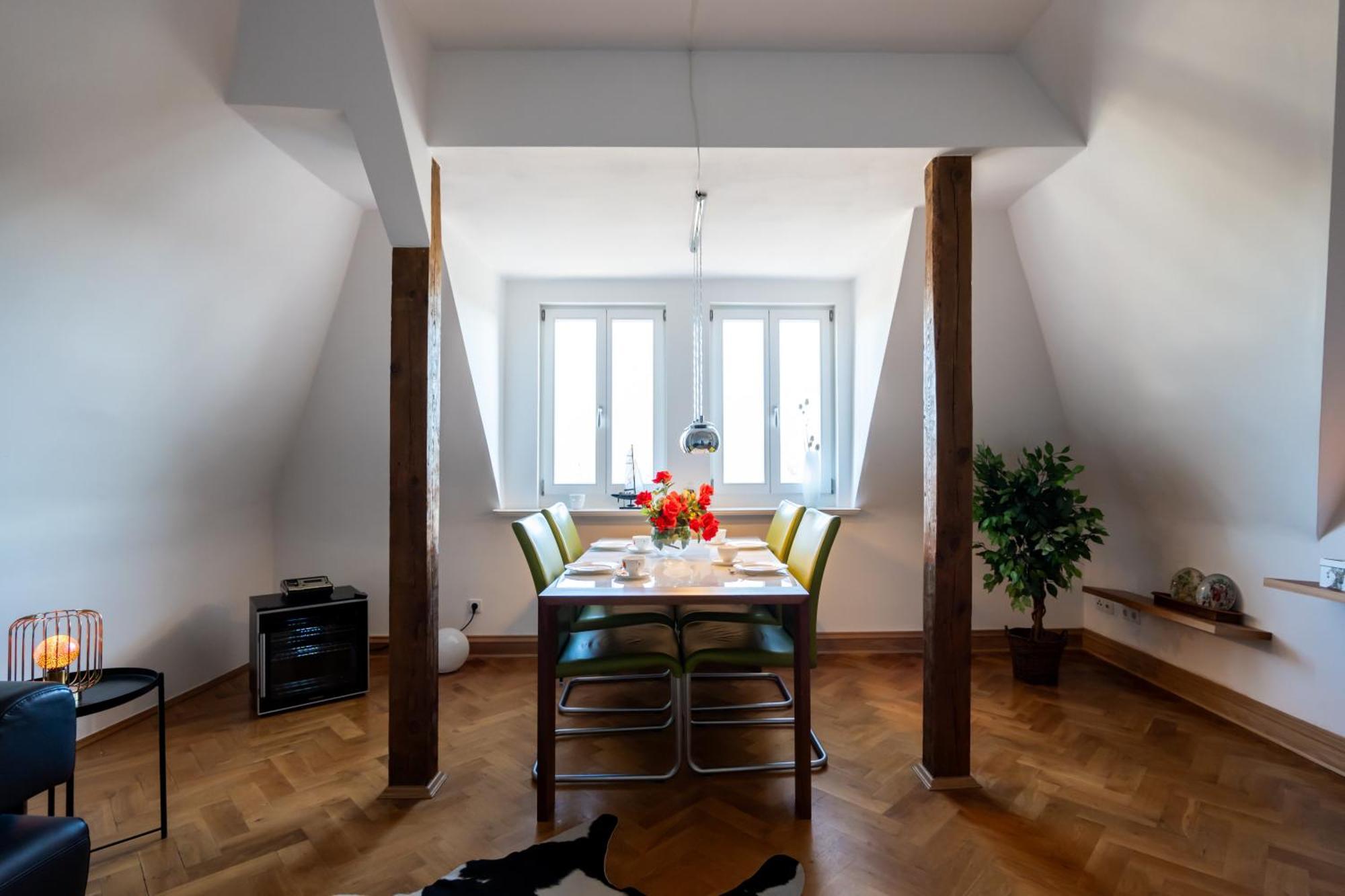 Doppelhaus- Villa Leipzig Schleussig , Moderner Altbau Apartment Dachetage Mit 2 Schlafzimmern Und Separatem Zusatzzimmer , Parkplatz - Balkon - Kamin - Eicheparkett - Arbeitsplatz Extérieur photo