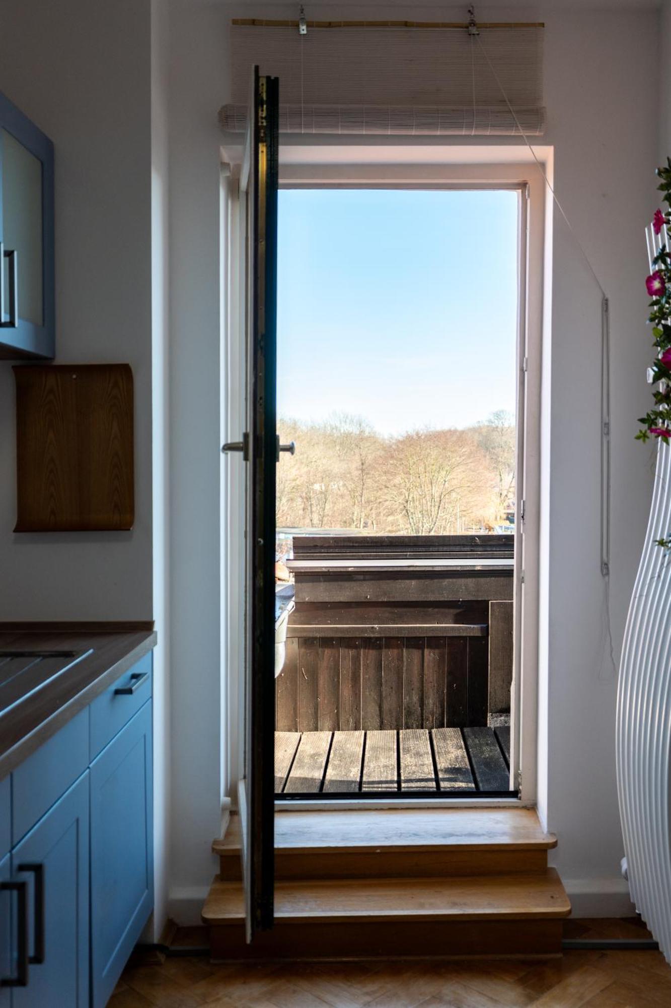Doppelhaus- Villa Leipzig Schleussig , Moderner Altbau Apartment Dachetage Mit 2 Schlafzimmern Und Separatem Zusatzzimmer , Parkplatz - Balkon - Kamin - Eicheparkett - Arbeitsplatz Extérieur photo
