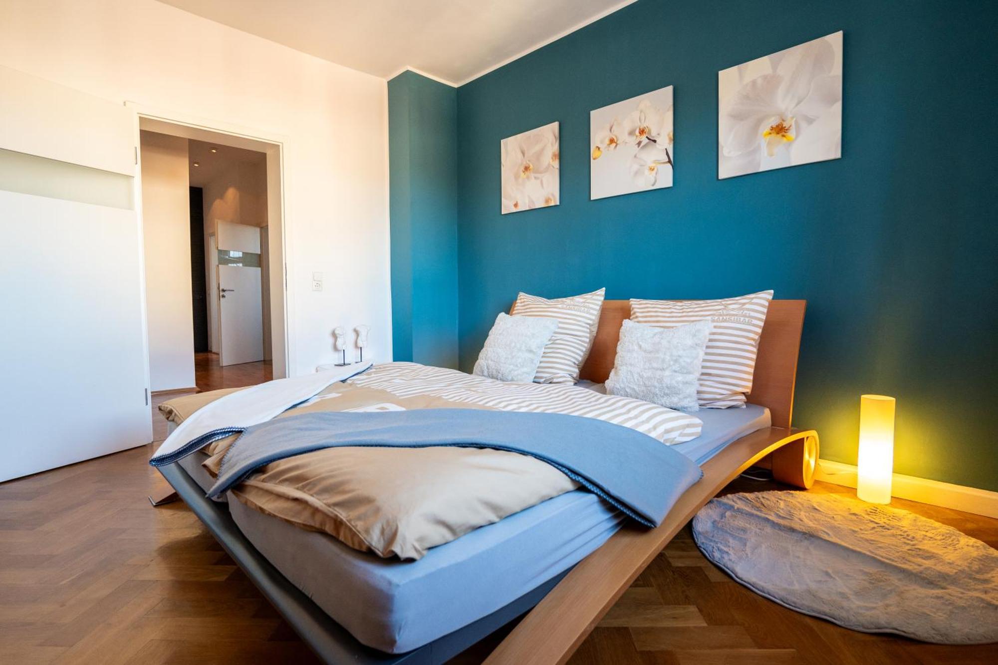 Doppelhaus- Villa Leipzig Schleussig , Moderner Altbau Apartment Dachetage Mit 2 Schlafzimmern Und Separatem Zusatzzimmer , Parkplatz - Balkon - Kamin - Eicheparkett - Arbeitsplatz Extérieur photo