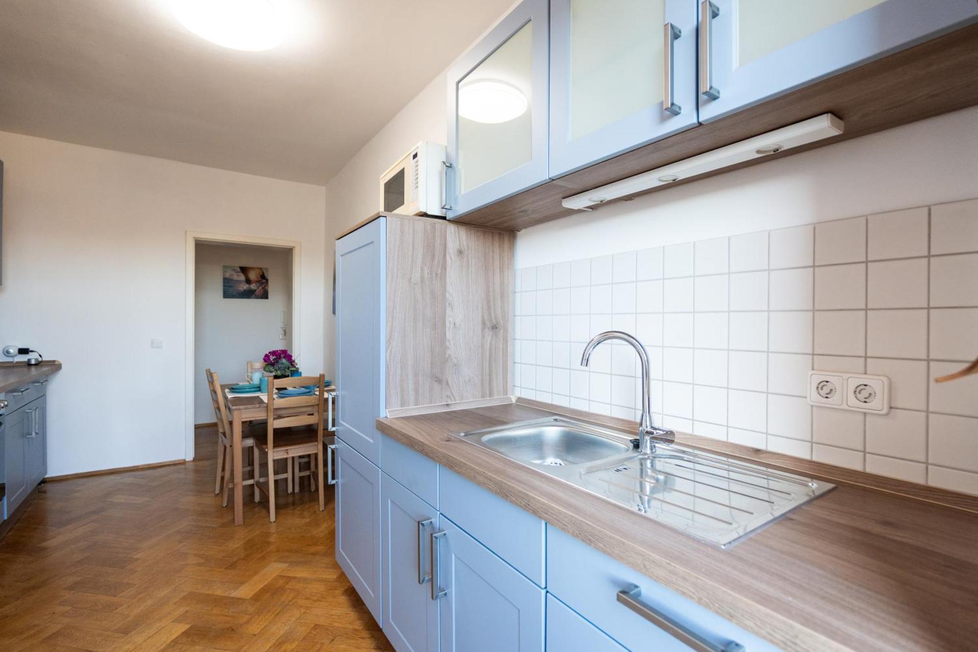 Doppelhaus- Villa Leipzig Schleussig , Moderner Altbau Apartment Dachetage Mit 2 Schlafzimmern Und Separatem Zusatzzimmer , Parkplatz - Balkon - Kamin - Eicheparkett - Arbeitsplatz Extérieur photo