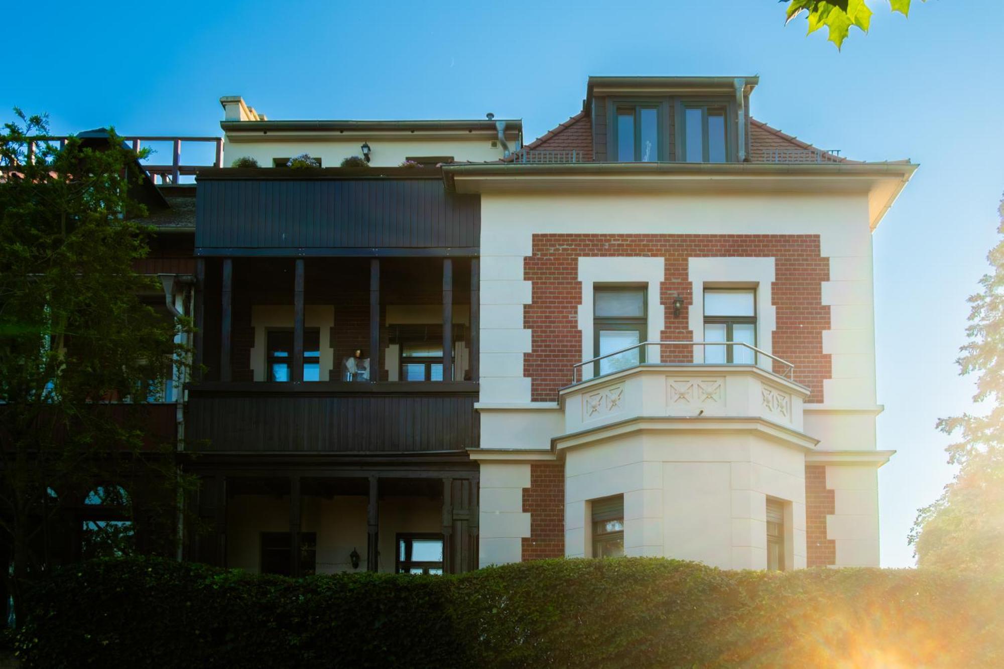 Doppelhaus- Villa Leipzig Schleussig , Moderner Altbau Apartment Dachetage Mit 2 Schlafzimmern Und Separatem Zusatzzimmer , Parkplatz - Balkon - Kamin - Eicheparkett - Arbeitsplatz Extérieur photo