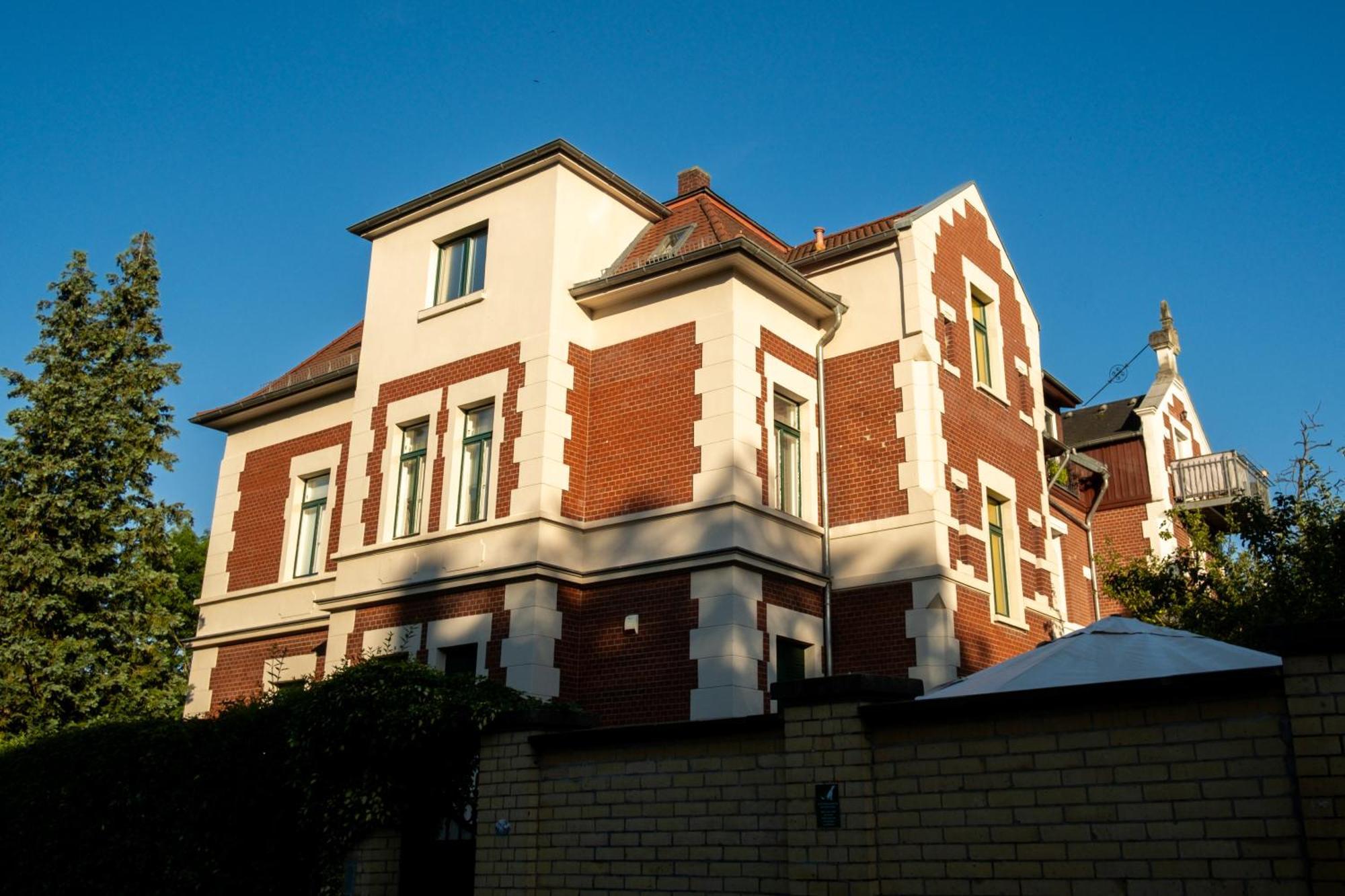 Doppelhaus- Villa Leipzig Schleussig , Moderner Altbau Apartment Dachetage Mit 2 Schlafzimmern Und Separatem Zusatzzimmer , Parkplatz - Balkon - Kamin - Eicheparkett - Arbeitsplatz Extérieur photo