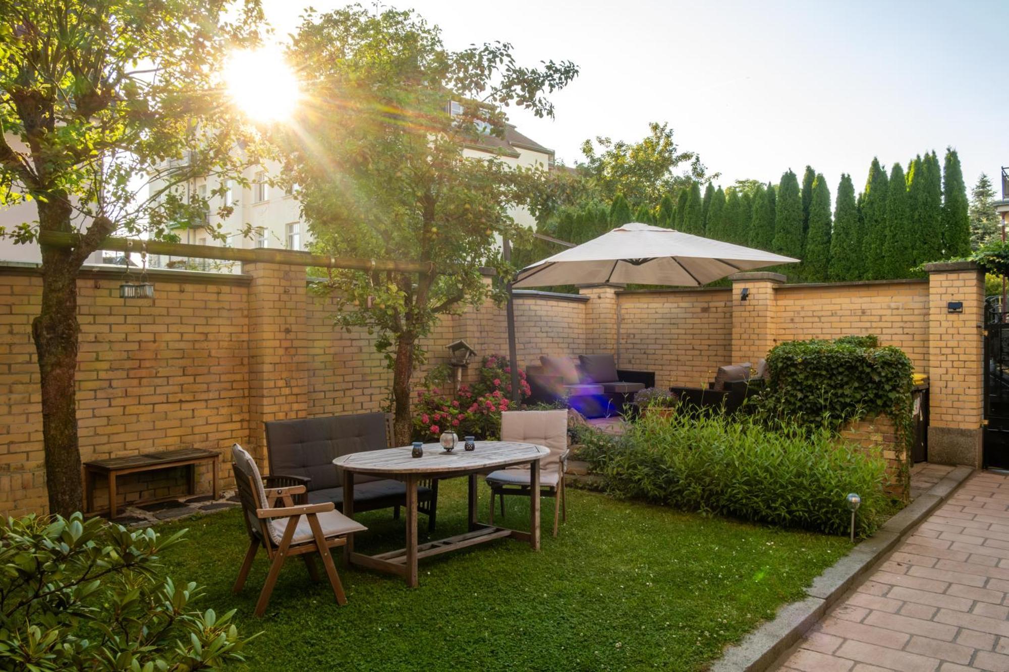 Doppelhaus- Villa Leipzig Schleussig , Moderner Altbau Apartment Dachetage Mit 2 Schlafzimmern Und Separatem Zusatzzimmer , Parkplatz - Balkon - Kamin - Eicheparkett - Arbeitsplatz Extérieur photo